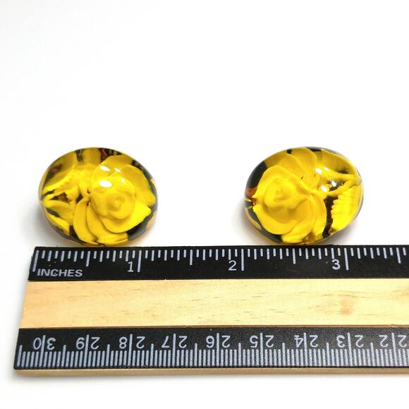 Vintage Yellow Lucite Flower Inside Clip Earrings, Yellow Clear, White Rose - Picture 8 of 10